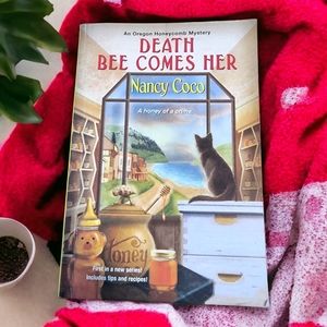 🌟3/$30 Sale!Mix & Match🌟 Death Bee Comes Her By Nancy Coco Cozy Mystery Novel